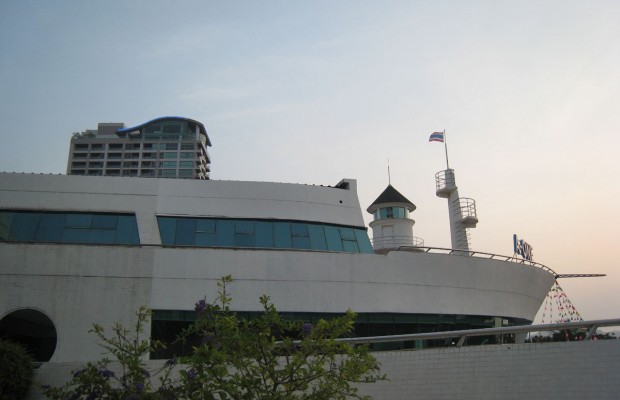 พักผ่อนสบาย ๆ ที่ A-ONE The Royal Cruise Hotel Pattaya